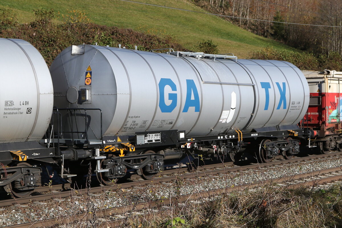 7932 545 (Zacens) von  GATX  am 23. November 2023 bei Pfaffenschwend.