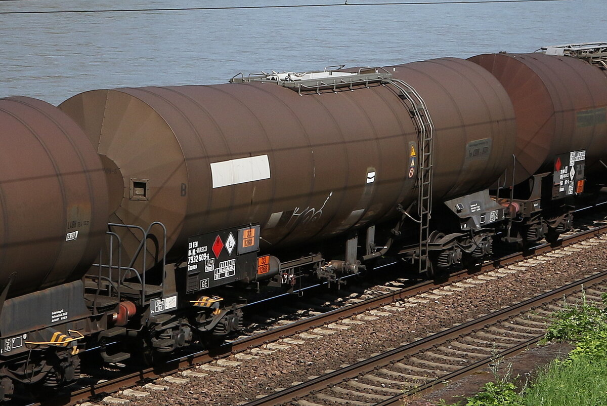 7932 609 (Zacens) von  WASCOSA  am 21. Juli 2021 bei Assmannshausen im Rheintal.