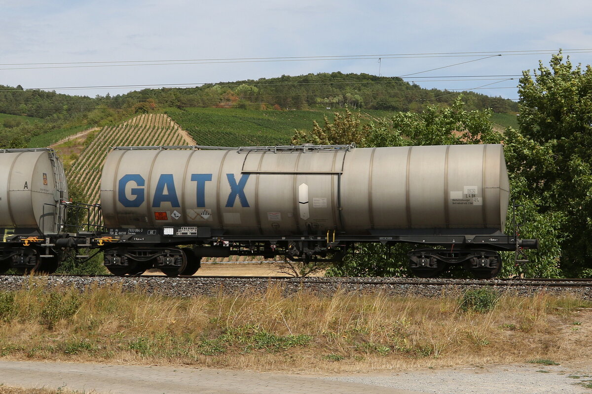 7933 064 (Zacens) von  GATX  am 5. August 2022 bei Thngersheim/Maintal.