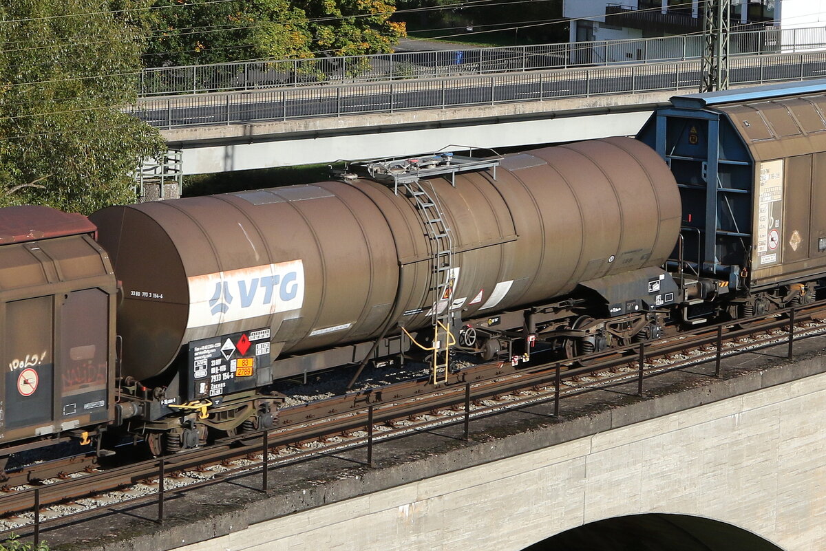 7933 154 (Zacens) von  VTG  am 10. Oktober 2022 bei Gemnden.