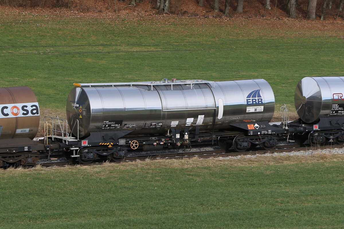 7933 334 (Zacens) von  ERR  am 28. Dezember 2023 bei Axdorf.