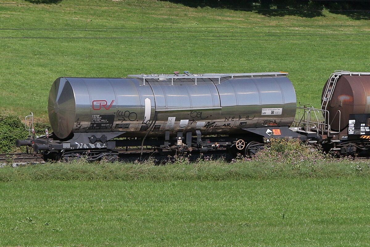 7933 377 (Zacens) von  On Rail  am 4. September 2024 bei Axdorf.