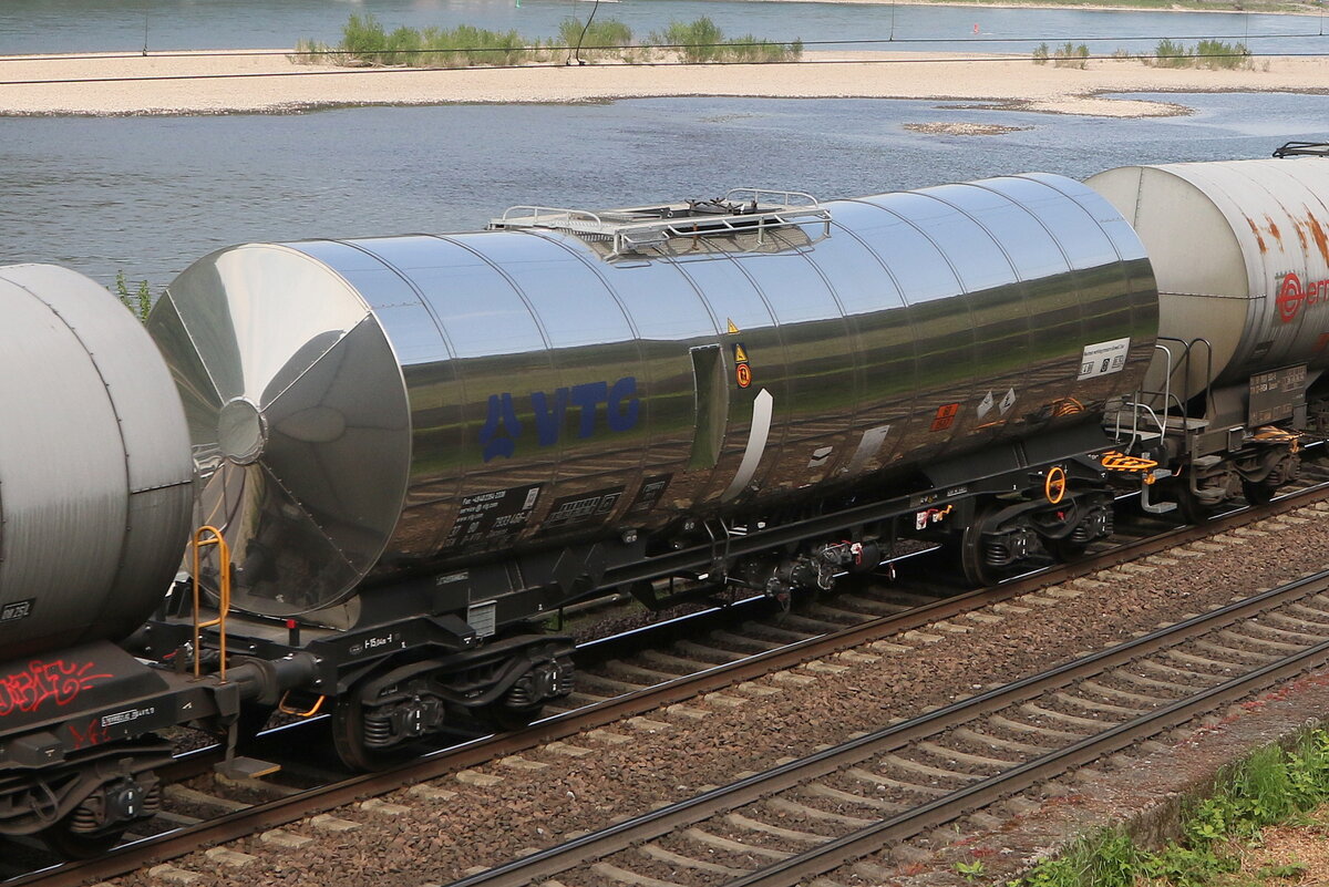 7933 465 (Zacens) von  VTG  am 3. Mai 2022 bei Assmannshausen am Rhein.