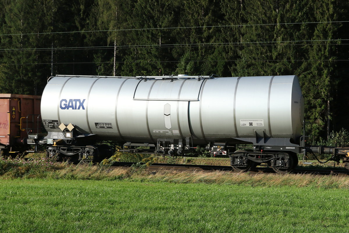 7933 616 (Zacens) von  GATX  am 15. September 20220 bei Niederaudorf.