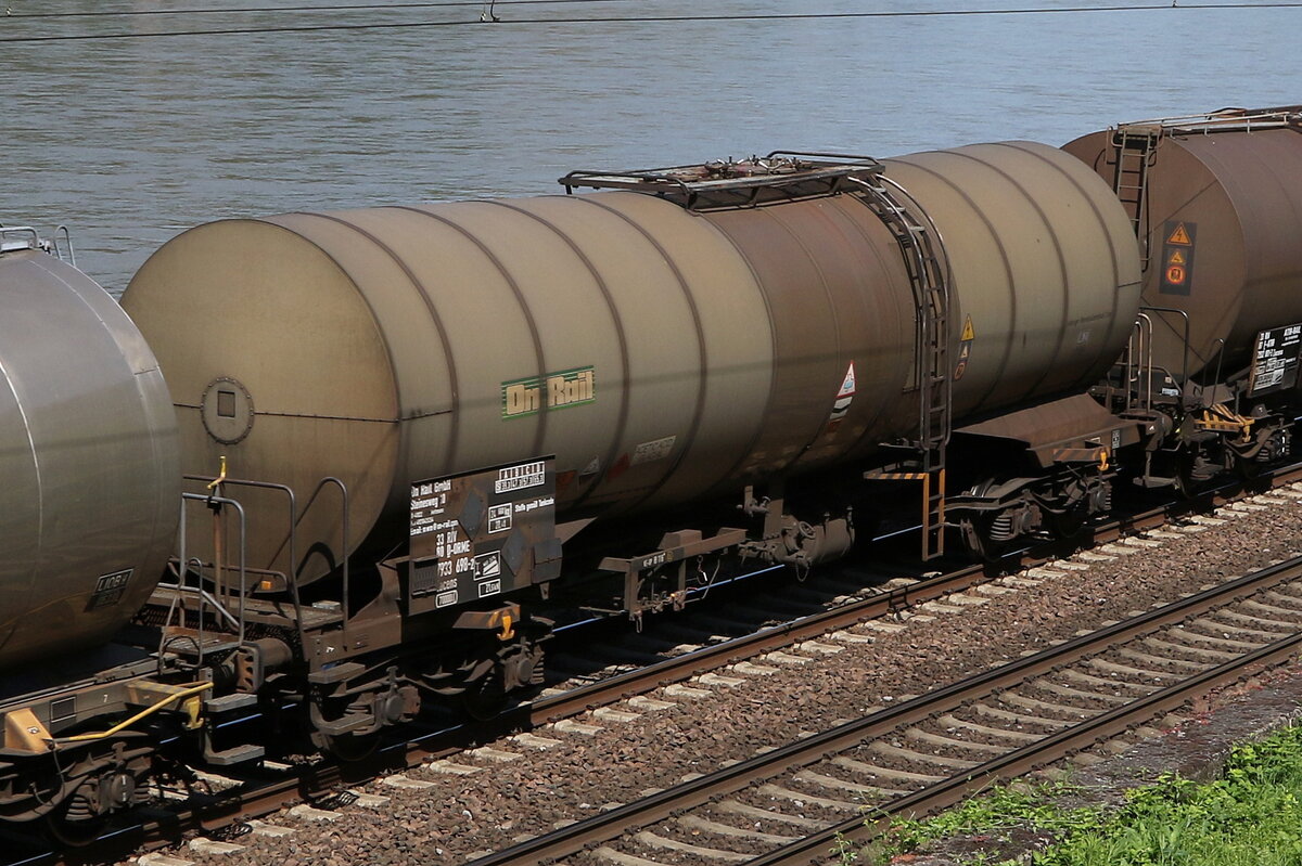 7933 698 (Zacens) von  On Rail  am 21. Juli 2021 bei Assmannshausen.