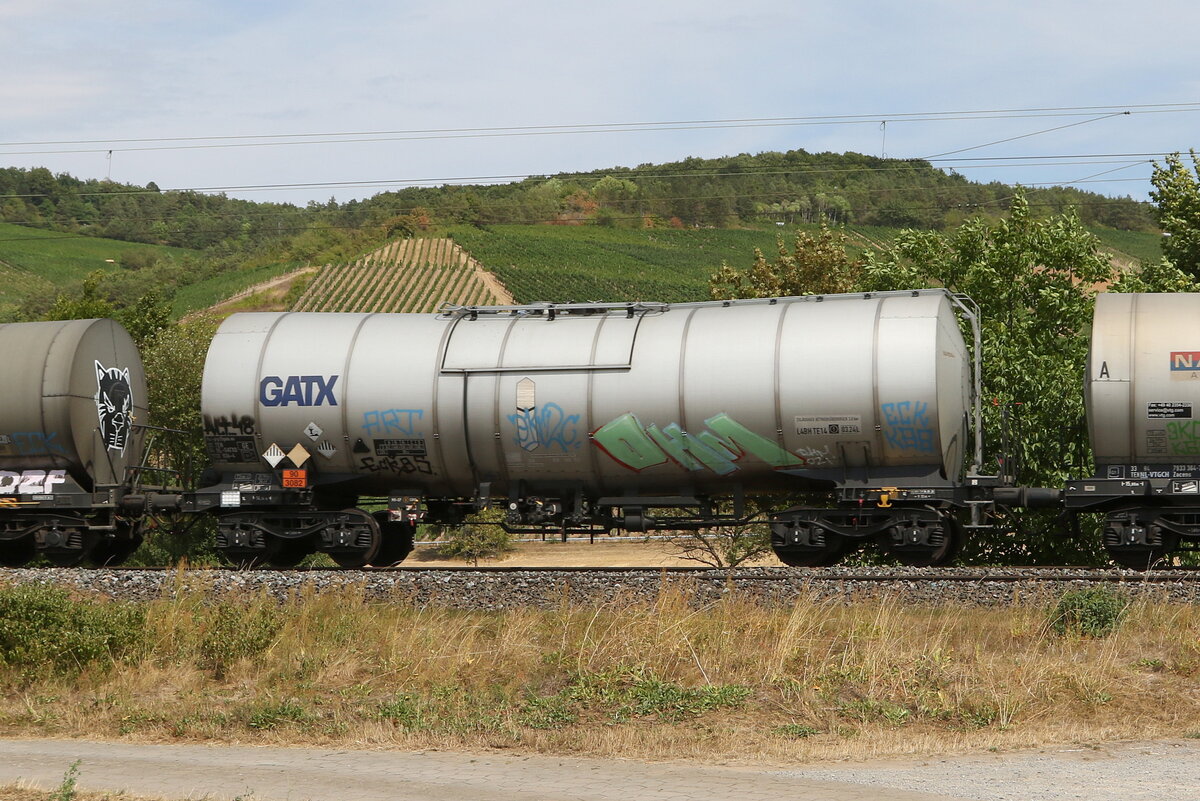 7933 836 (Zacens) von  GATX  am 5. August 2022 bei Thngersheim im Maintal.