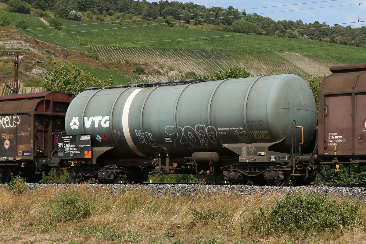 7957 016 (Zas) von  VTG  am 5. August 2022 bei Thngersheim.