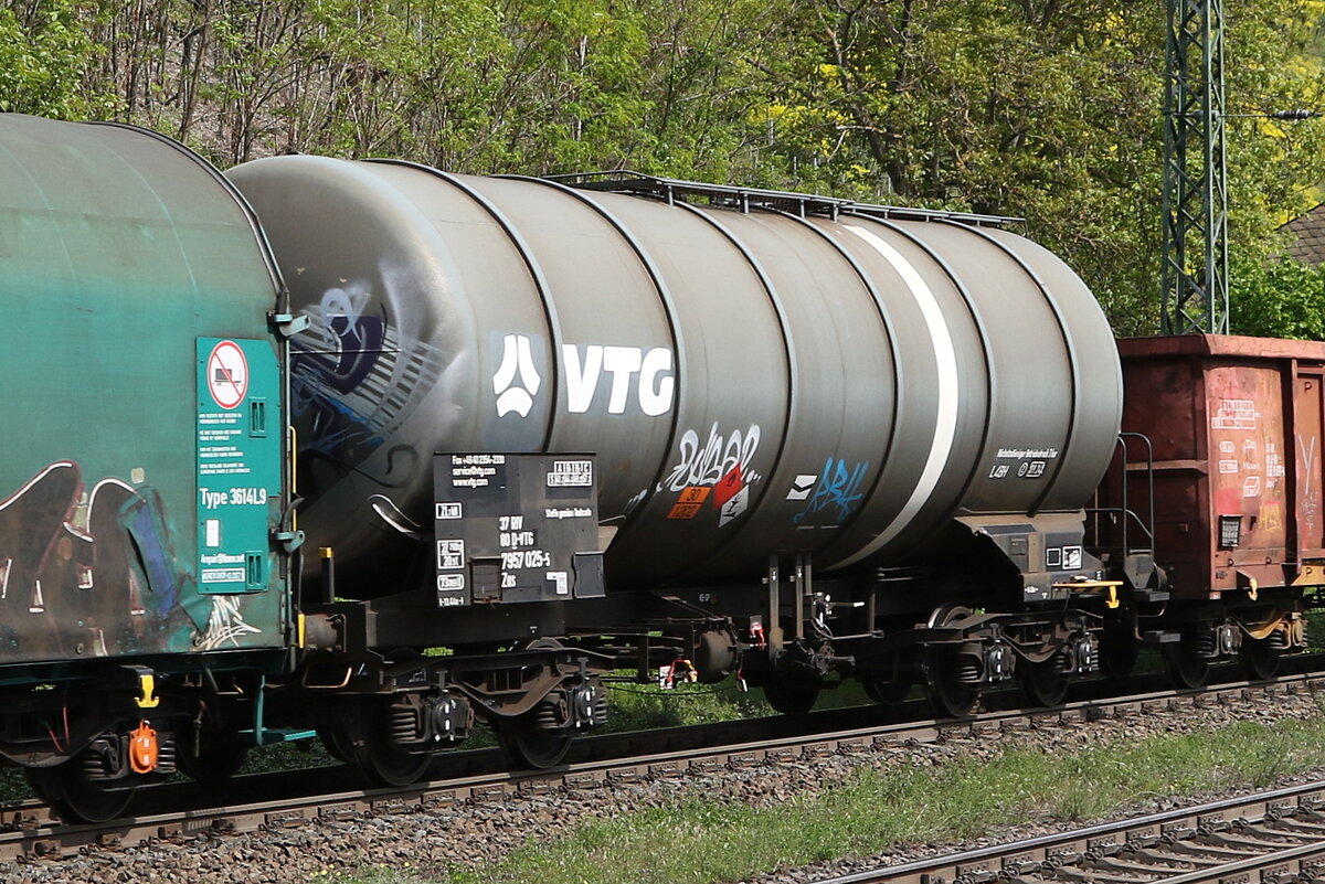 7957 025 (Zas) von  VTG  am 3. Mai 2022 bei Kaub am Rhein.