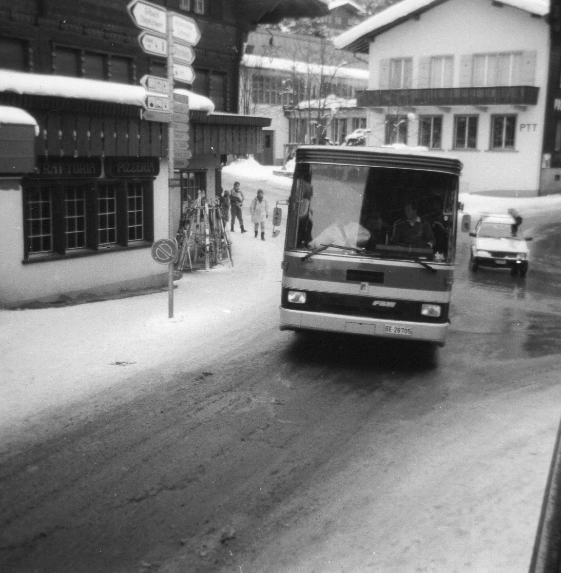 (8-07) - Aus dem Archiv: AFA Adelboden - Nr. 16/BE 26'705 - FBW/R&J im Mrz 1988 in Adelboden, Dorfstrasse