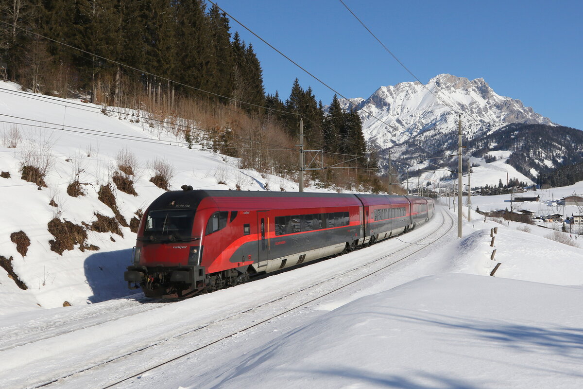 80.90 732 auf dem Weg nach Wrgl. Aufgenommen am 12. Februar 2022 bei Pfaffenschwendt kurz nach Hochfilzen.