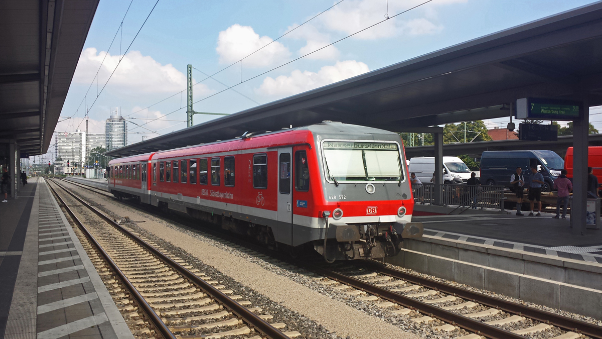 Abfahrbereit über Grafing Bahnhof nach Wasserburg am Inn steht der Mühldorfer 628 572-0 am Nachmittag des 30.08.16 am Münchner Ostbahnhof.