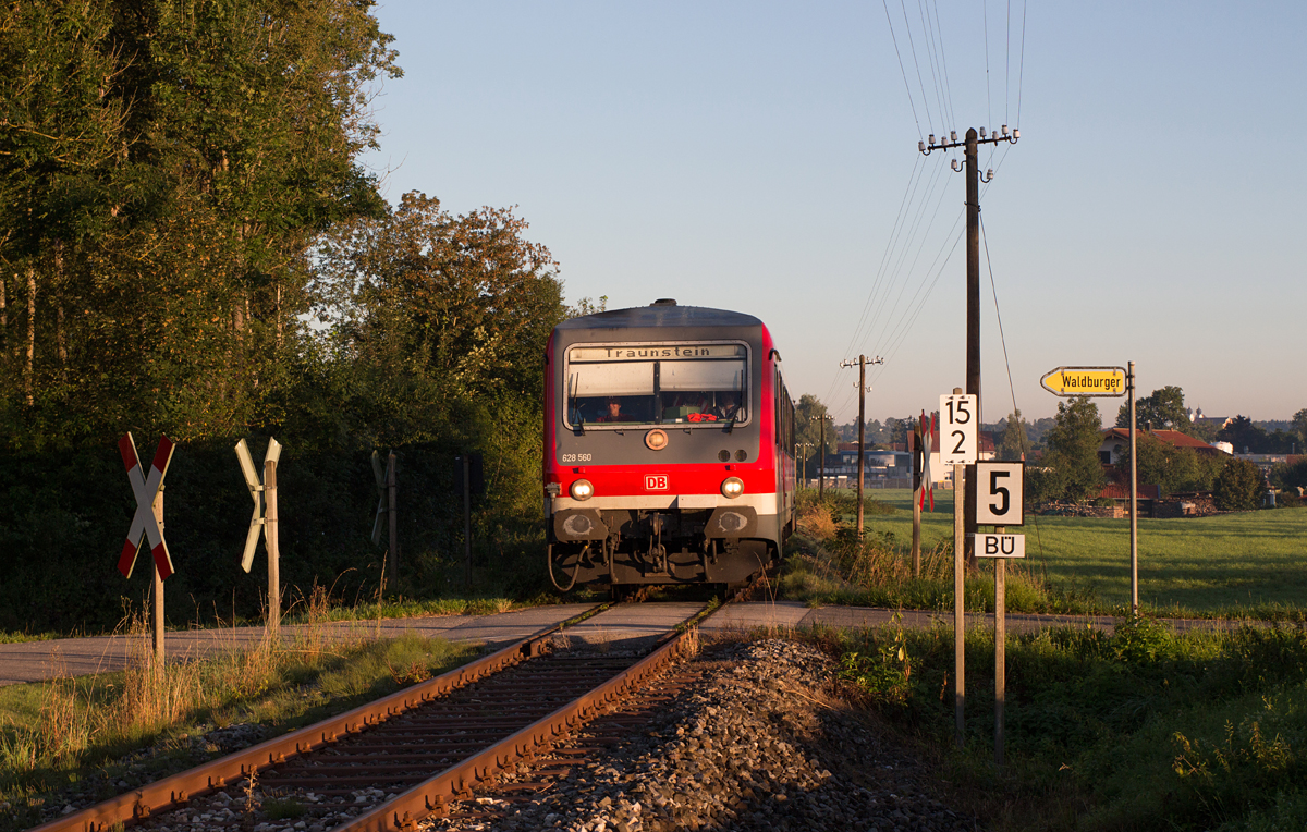 Als Ablösung des 628 593-6 am 25.08.16 trat 628 560-5, der aus Richtung Trostberg kam, auf der KBS 947, die nach Hörpolding führt, in Erscheinung. Das Bild entstand in Stein (Traun).  