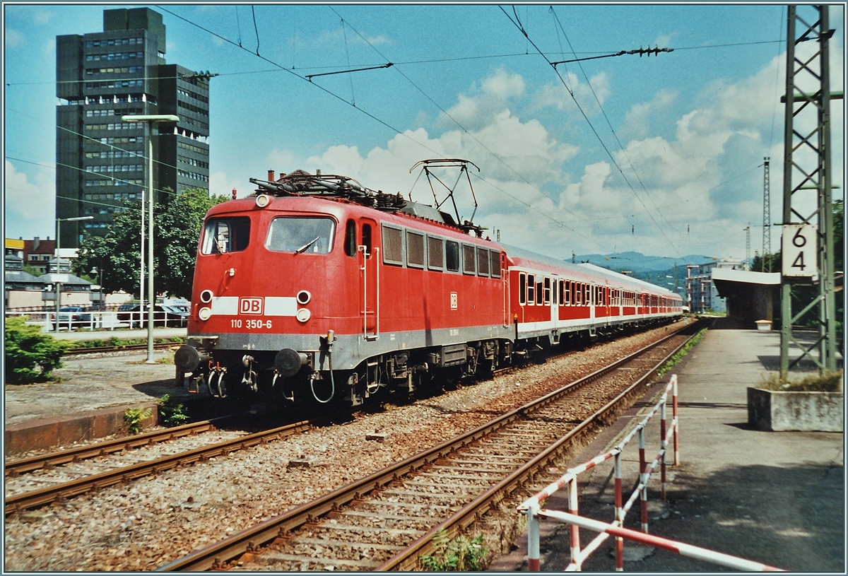 Als in Lörrach noch nicht  geflirtet  wurde, verkehrt zu den Taktzügen ein (Schüler)-Regionalzug Richtung Freiburg i.B. 
Das Bild zeigt den Zug mit der 110 350-6 kurz vor der Abfahrt. 
Analogbild vom August 2002 