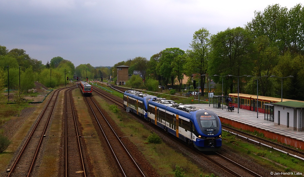 Als RB26 nach Kostrzyn fuhren der 632 021 & 020 der NEB am 05.05.17 durch den Bf. Petershagen Nord und kreuzten dort mit dem S-Bahn Ersatzzug.