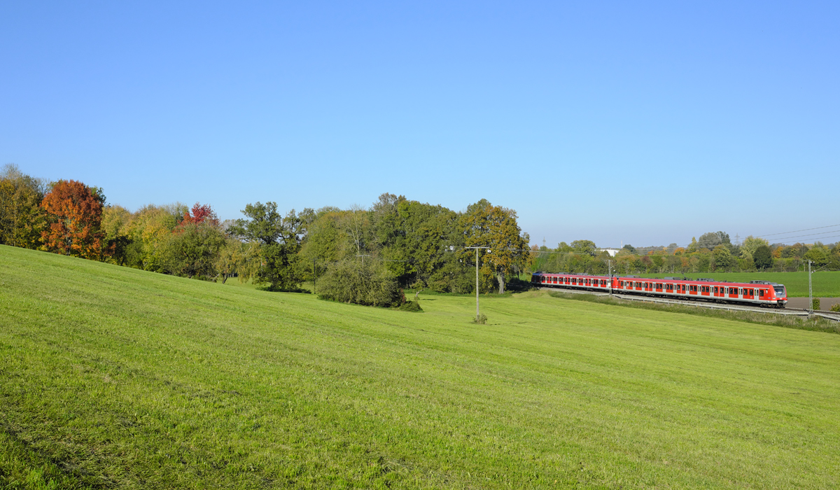 Als S2 nach Petershausen hat ein Doppel-Triebzug der BR 423 am Nachmittag des 14.10.17 gerade Aufhausen verlassen.