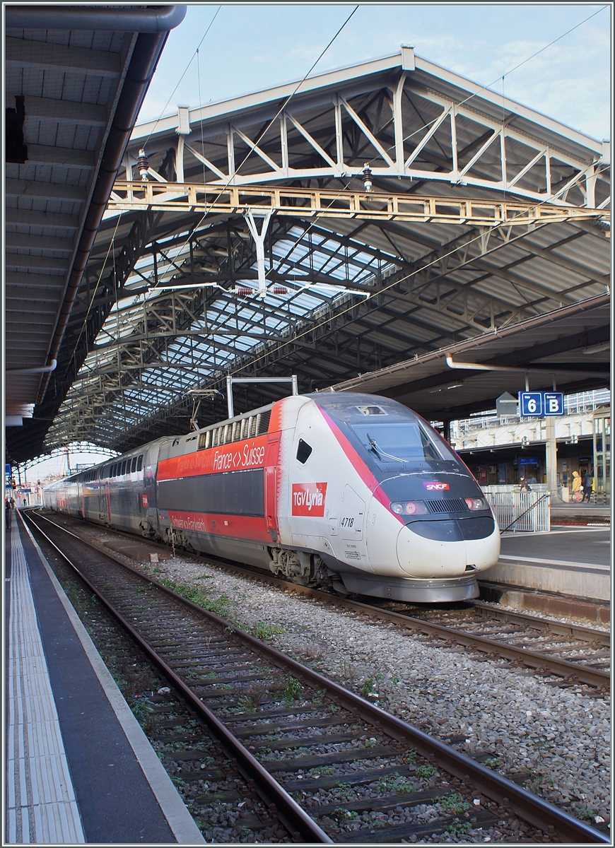 Als Variante mit etwas mehr Bahnhofshalle: Der TGV Lyria Rame 4718 wartet in Lausanne auf die Abfahrt (9:45) als TGV 9768 (via Genève).

7. Dez. 2023