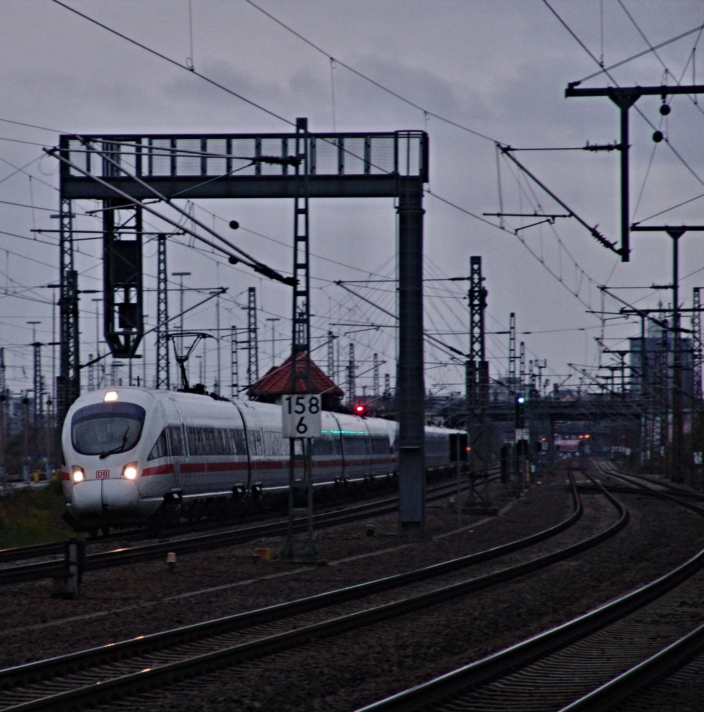 Am 02.12.2013 legte sich 415 022-3 'Torgau' und ein weitere Triebzug in die Kurve.
Aufgenommen in Halle.
