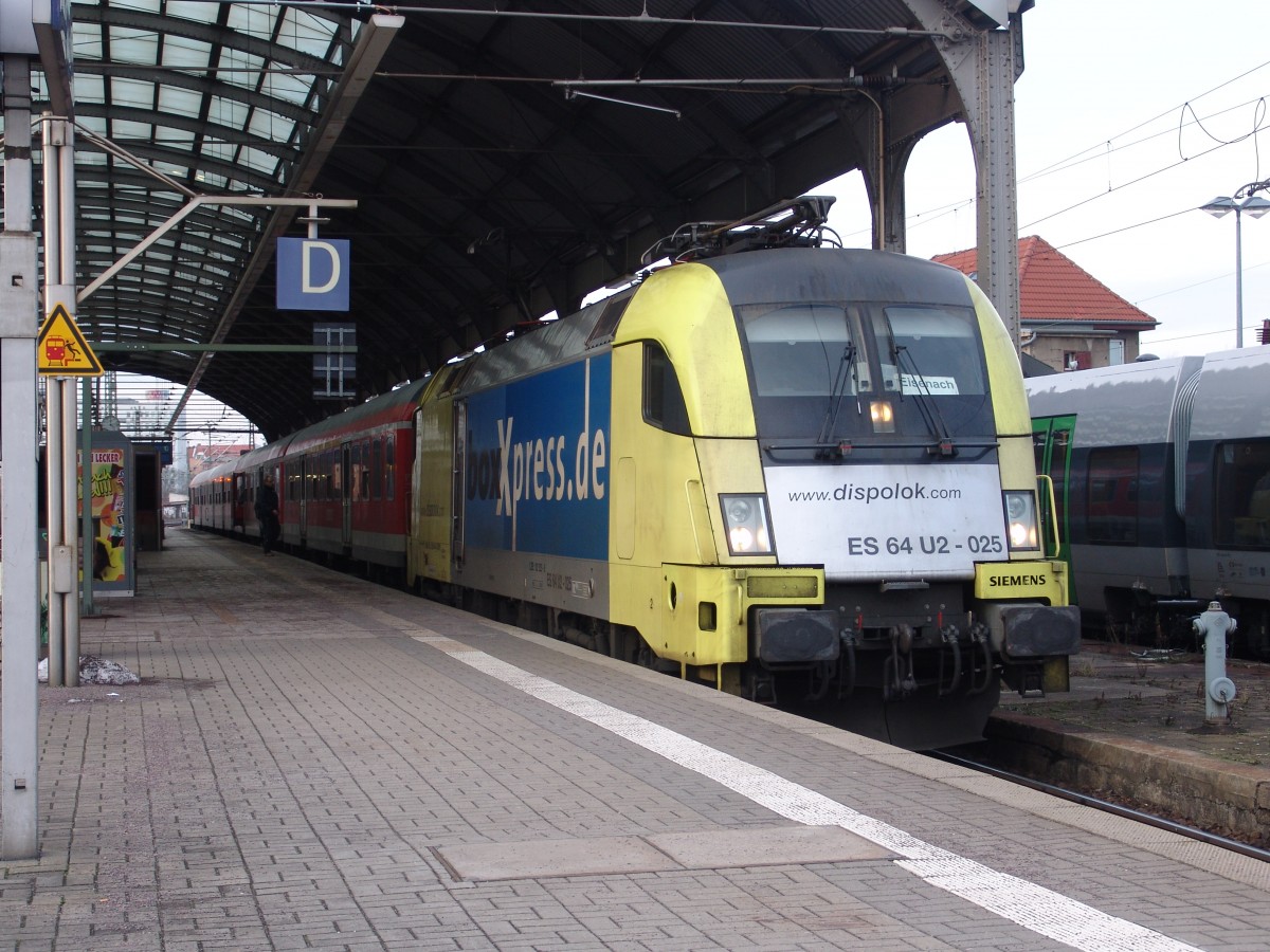 Am 05.02.2014 wartete der BoxXpress Tauri ES 64 U2-025 (182 525-6) im Hallenser Hauptbahnhof auf die Abfahrt nach Eisenach. Ab nächstes Jahr fahren die Abellio Hamsterbacken diese Strecke. 