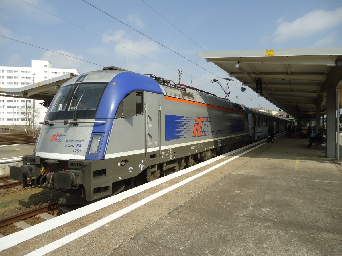 Am 06.04.2014 steht 5370 009-0 mit EC 54 aus Gdynia Glowna nach Berlin Hauptbahnhof im Bahnhof Berlin Lichtenberg. 