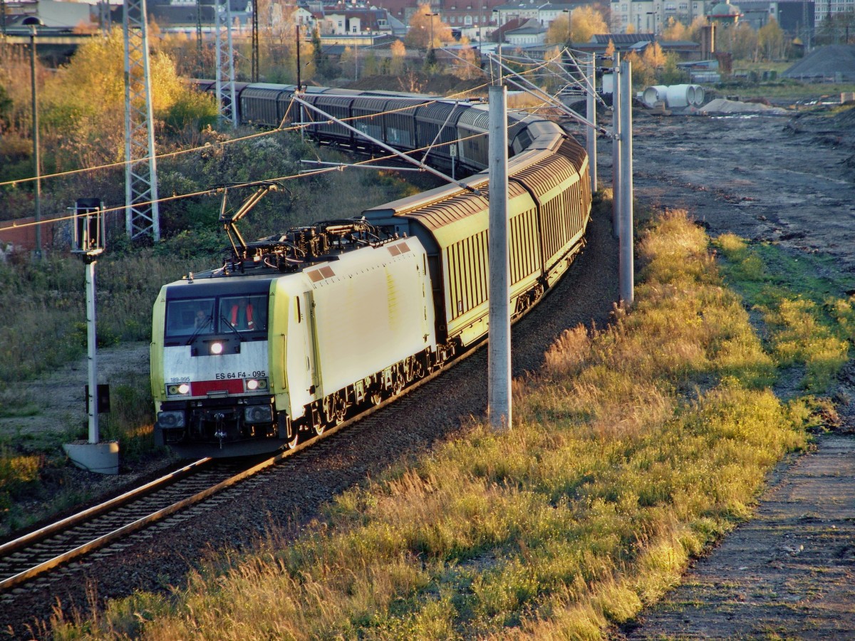 Am 10 November 2013 fuhr ES 64 F4-095 mit Papierzug durch Halle nach Rostock. Gruß an den Tf !