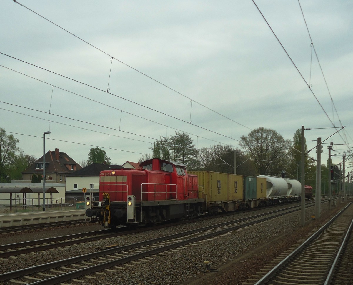Am 11.04.2014 raste 294 702-6 mit Mini-Güterzug durch Borsdorf Richtung Leipzig.