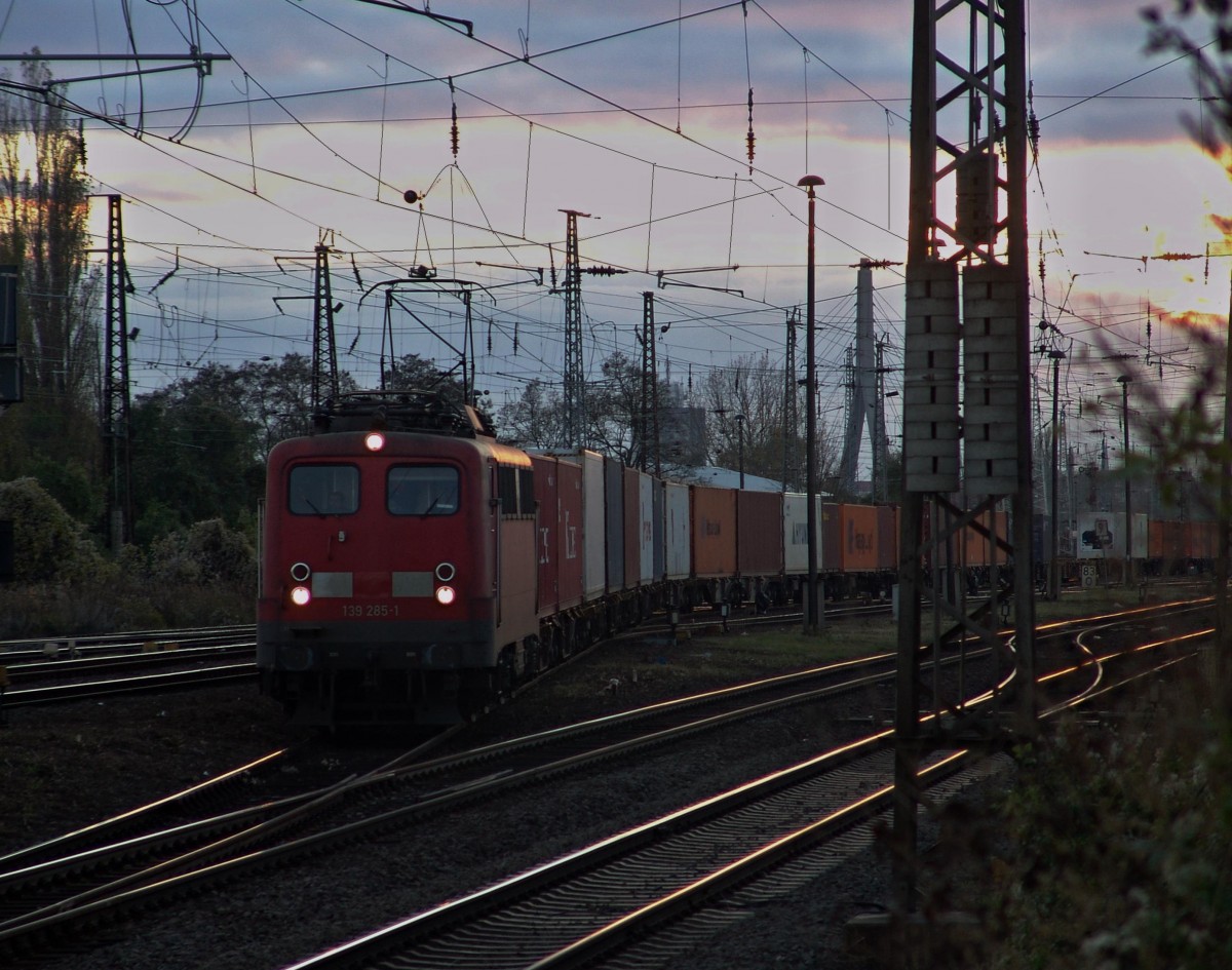 Am 12.11.2013 fuhr die Bergziege (139 285-1) der EGP mit Containerzug aus Halle Saale Richtung Magdeburg raus.