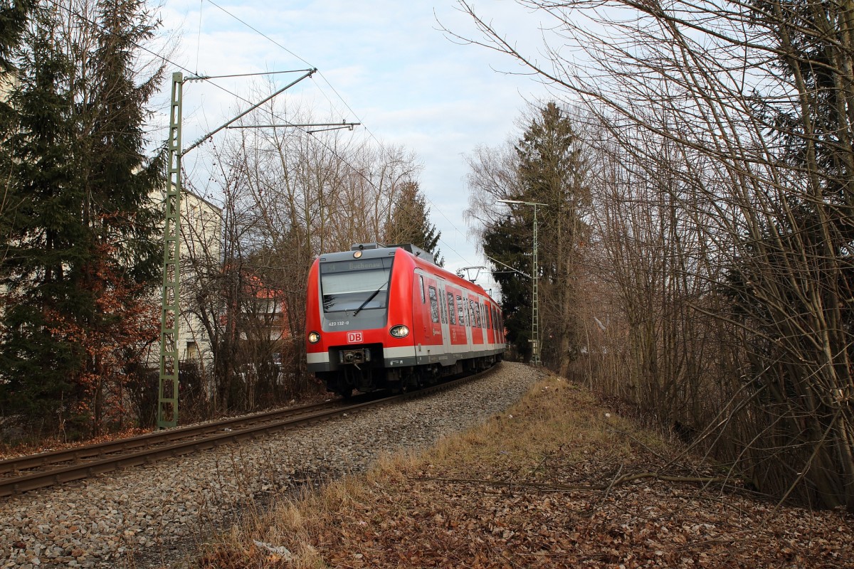 Am 16.01.14 wurde 423 132-0 als S4 nach Buchenau vor der Einfahrt des Haltepunktes  Grafing Stadt  verewigt.