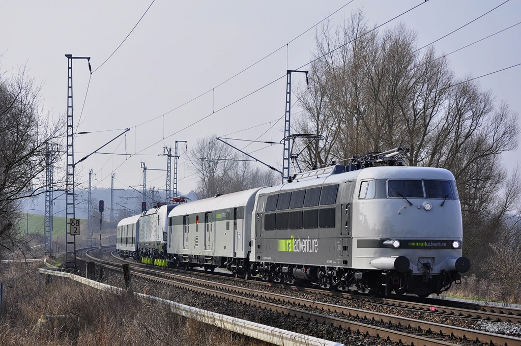 Am 16.03.2015 rollt die 103 222 durch Riekdahl in Richtung Rostock-Seehafen.