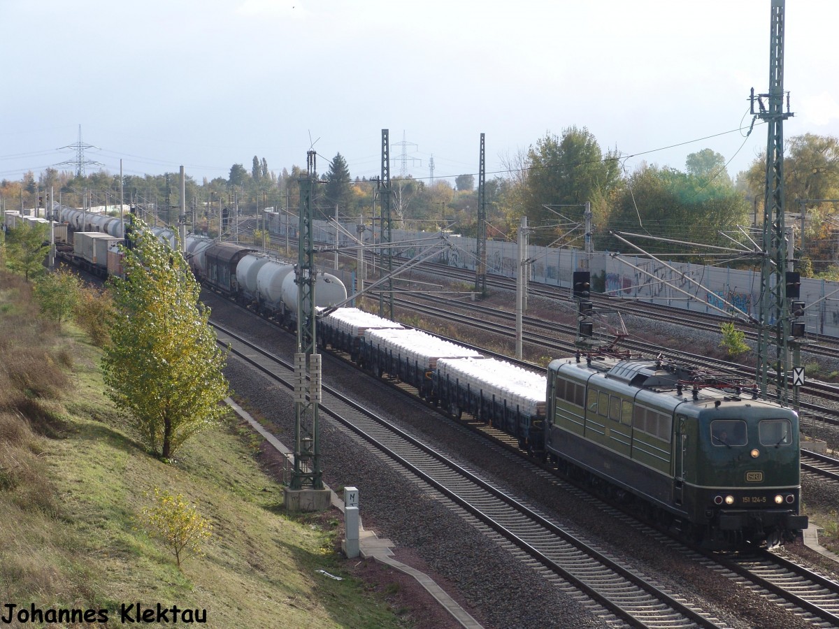Am 17.10.2013 fuhr 151 124-1 der SRI mit Zementzug durch Halle in Richtung Leipzig.