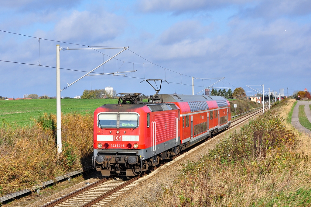 Am 21.10.2013 war die 143 841 noch auf der S3(Rostock-Laage-Gstrow) unterwegs.Hier bei Gragetopshof.