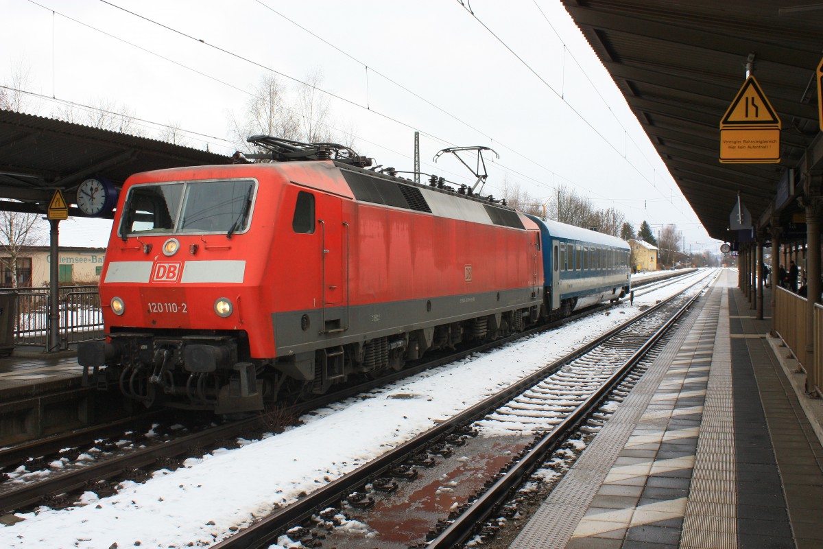 Am 27. Januar 2014 war 120 110-2 damit beschäftigt einen schadhaften ungarischen Wagen von Gleis 2 des Priener Bahnhofs zu entfernen, das dieser seit den frühen Morgenstunden blockierte.