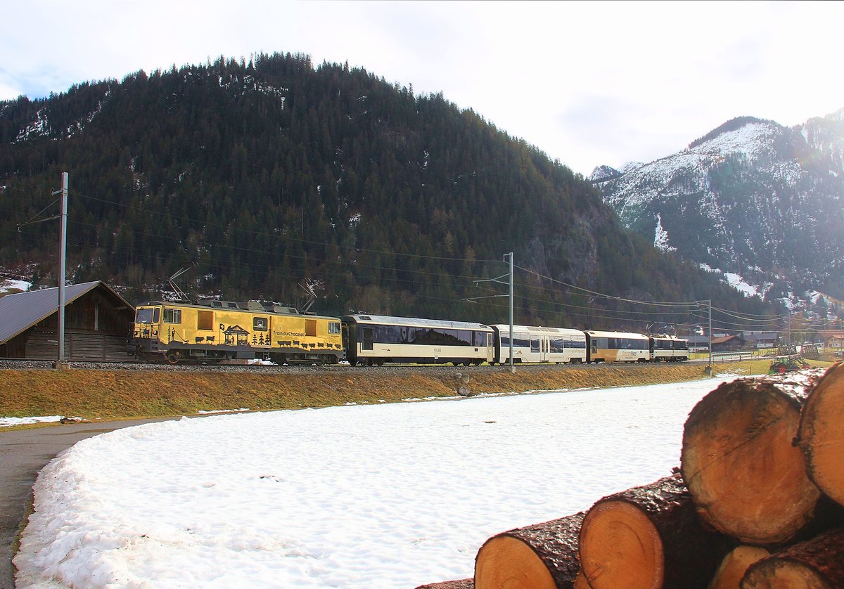 Am 4.Februar 2021 bestand der reguläre Zug auf der Linie in die Lenk aus den beiden GDe4/4 6003 und 6005, mit den Wagen BDs 220 - Bs 232 - BDs 224 dazwischen. Hier verlässt er - als gerade die Sonne aufgeht - die Umgebung von Zweisimmen Richtung Lenk, mit der goldenen 6003 am Schluss. 