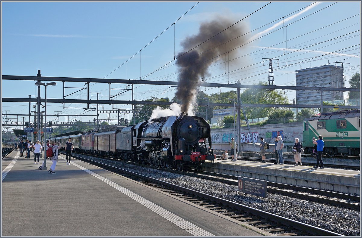 Am 8. Juni 2019 bot die Association 141 R 568 eine Dampfzug zum  Schweizer Dampffestival 2019  der Blonay-Chamby Bahn an, der welcher von Vallorbe via Genève nach Vevey fuhr, um den Fahrgästen wie gewohnt auch kulinarisch Auserlesenes zu bieten. 
In Vevey bestand Anschluss mit einem Blonay-Chamby-Extrazug nach Chaulin, die Rückfahrt erfolgt via Morges. 

Das Bild zeigt die Abfahrt des Dampfzuges in Morges. Wie befürchtet, leider ziemlich im Gegenlicht. 

8. Juni 2019