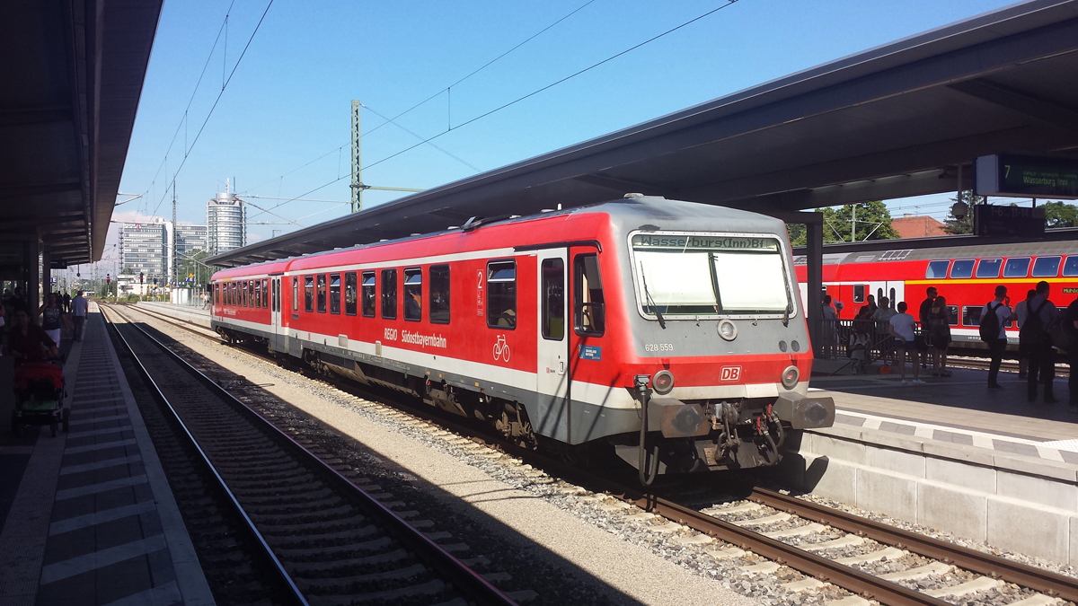 Am hitzegeplagten 24.06.16 konnte ich 628 559-7 am Münchner Ostbahnhof fotografieren.
Die Rollos bereits nach unten gefahren, die Schlußleuchten eingeschaltet, dauerte es nur noch wenige Minuten, bis er die Fahrt über Grafing Bahnhof nach Wasserburg (Inn) antrat.