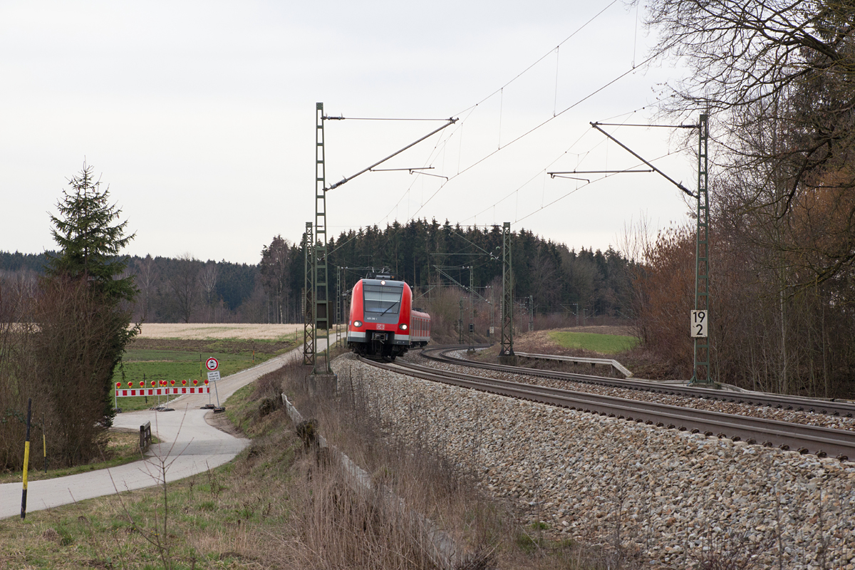 Am Kilometer 19.2 der KBS 940 wurde 423 216-1 als S2 nach Erding bei Markt Schwaben am 05.03.16 auf´s Bild gebracht.
