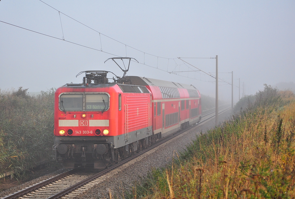 Am nebeligen 28.09.2013 rollt die Rostocker 143 303 mit der S3 nach Gstrow durch Gragetopshof ihrem nchsten Halt Kavelstorf entgegen.