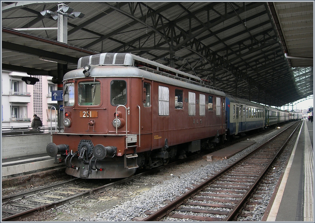 Am Schluss des  Dampfzuges  welch wundervolle Überraschung, war hinter passenden Wagen die BLS Ae 4/4 251 gereiht. Bei aller Faszination der Dampflok, mir gefiel die BLS Ae 4/4 251 noch fast besser, besonders, da diese historische BLS Lok kaum in Lausanne zu sehen ist.
Mindestens ein Teil der schönen Wagen dürfte dem Verin Extrazug.ch gehören.
10.Dez. 2016