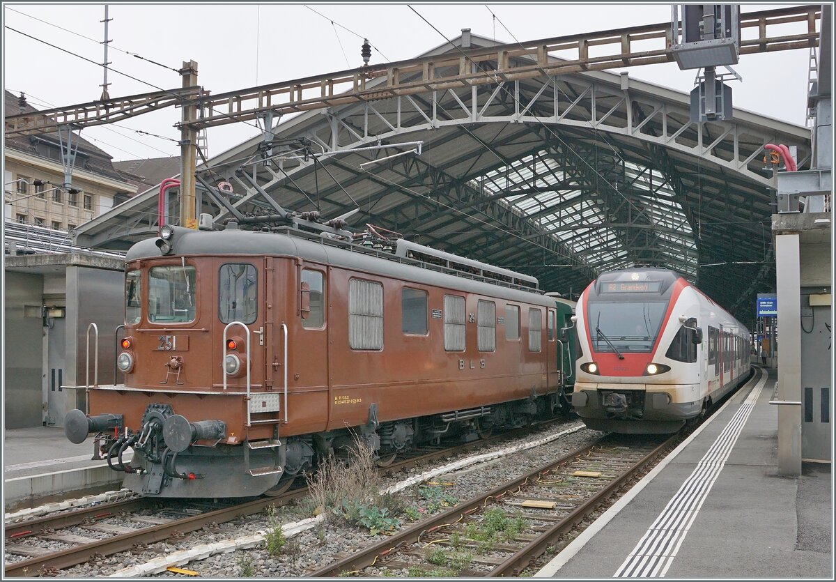 Am Schluss der stattlichen   Train Chase   der L'Association 141R568 hilft zu meiner Freude die BLS Ae 4/4 251; hier beim Halt in  Lausanne 

26. Okt. 2024