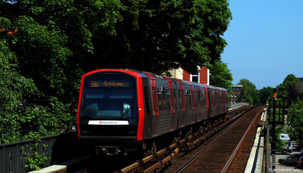 Am sonnigen 26.05.17 konnte der DT5 360 mitsamt einem Schwesterfahrzeug bei der Einfahrt in den Bahnhof Mundsburg beobachtet werden.