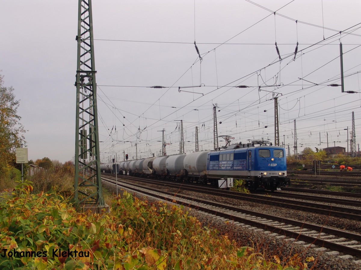 Am trüben 24.10.2013 fuhr die frisch lackierte EGP 151er mit Zementzug nach Deuna. 151 039-5 wurde in Halle Saale fotografiert.