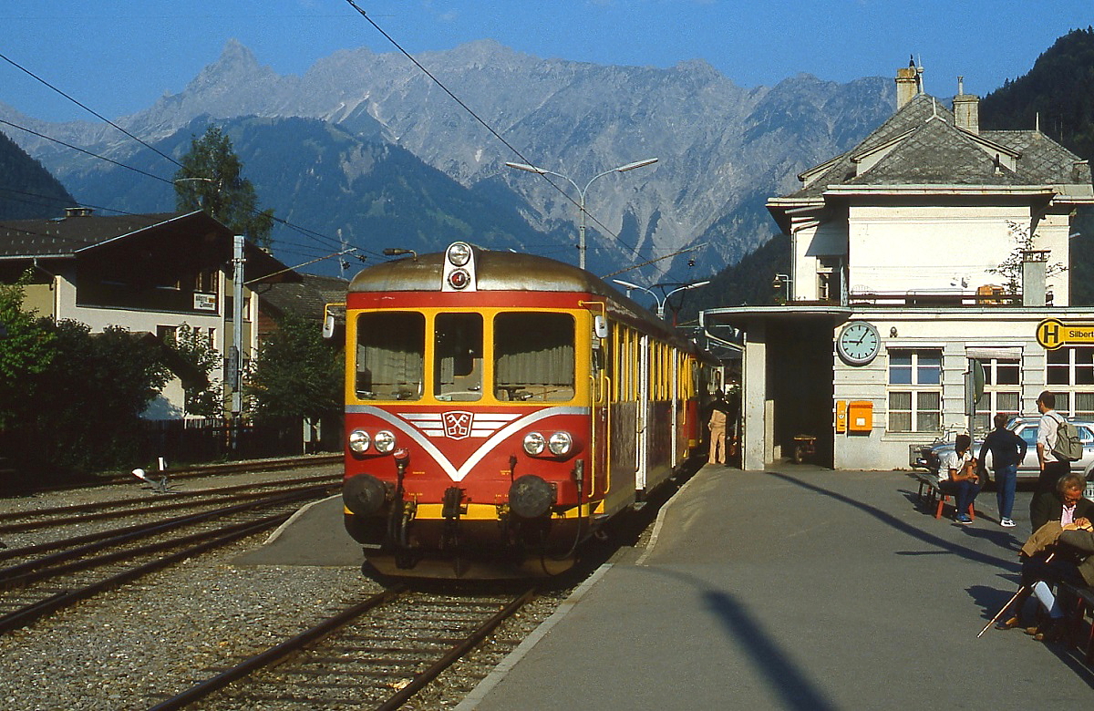 An einem Augustmorgen 1982 warten ES 10.203 oder 204 (ex MThB ABDm 2/4) und davor ET 10.103 oder 104 der Montafonerbahn im Bahnhof Schruns auf Fahrg�ste nach Bludenz