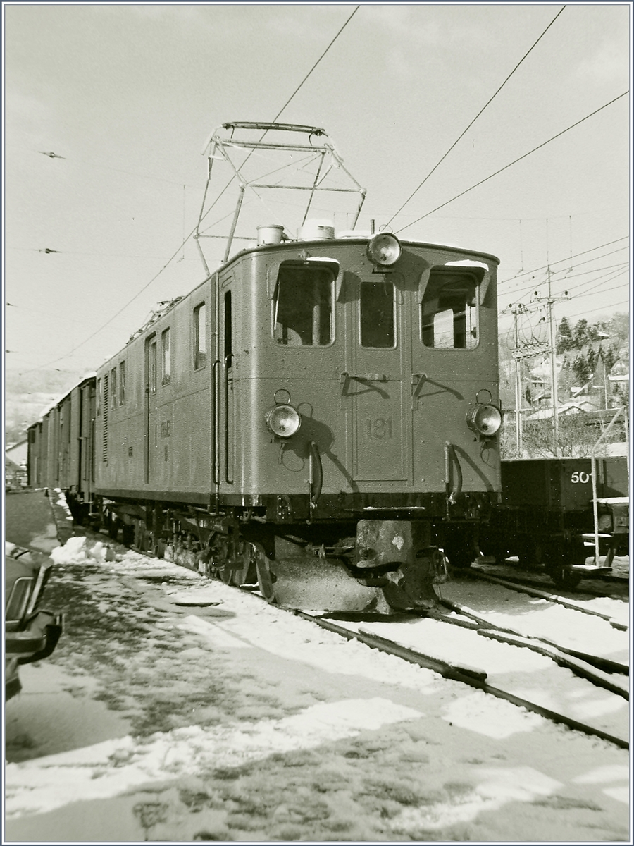 An einem Januartag des Jahres 1986 stand die RhB Ge 4/4 181 der Blonay Chamby Bahn in Blonay.
Jan. 1986
