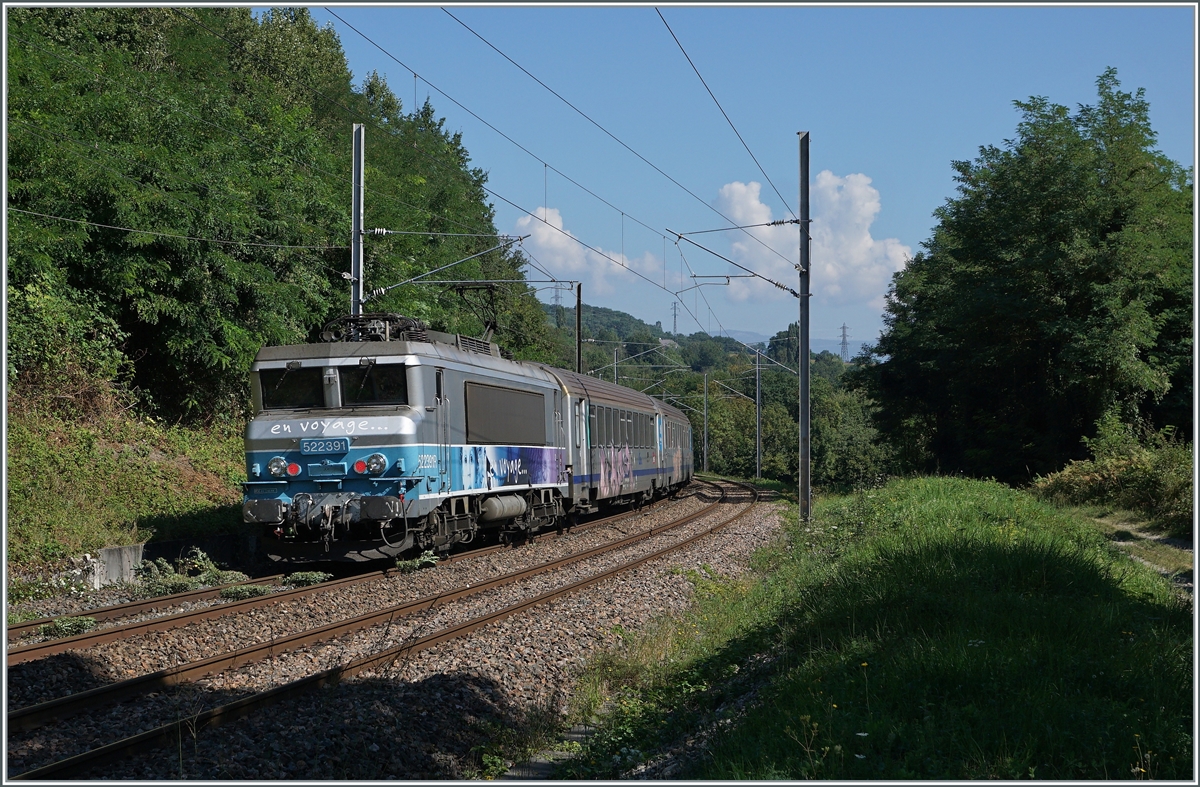 An fast der gleichen Stelle, aber in der Gegenrichtung aufgenommen, zeigt sich die SNCF BB 22391 mit dem TER 96506 von Lyon Part Dieu nach Genève. 

6. September 2021 