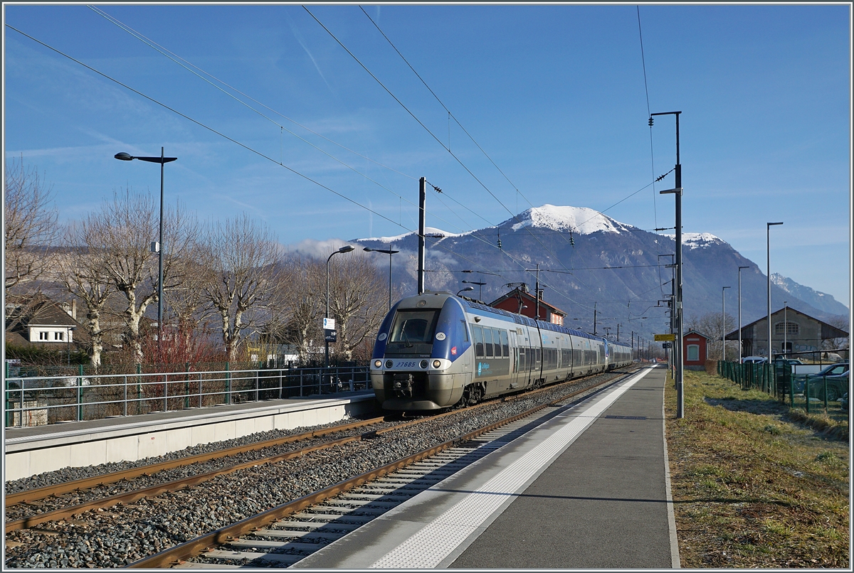 Anders als an den übrigen Werktagen zeigt sich der Fahrplan an Samstagen auf der Strecken St-Gervais-les-Bains-le-Fayet - Annemasse: Die Léman Express Züge verkehren nur in einem uneinheitlichen Takt, dafür sind saisonale TGV Züge mit direkten Verbindungen nach Paris und in die Provinz sowie TER Züge von und nach Lyon auf der Strecke unterwegs. Der SNCF Z 27685 und Z27574 sind als TER 884862 von St-Gervais-les-Bains-le-Fayet nach Lyon Part Dieu unterwegs und fahren ohne Halt durch den Bahnhof von St-Pierre-en Faucigny. 

12. Februar 2022