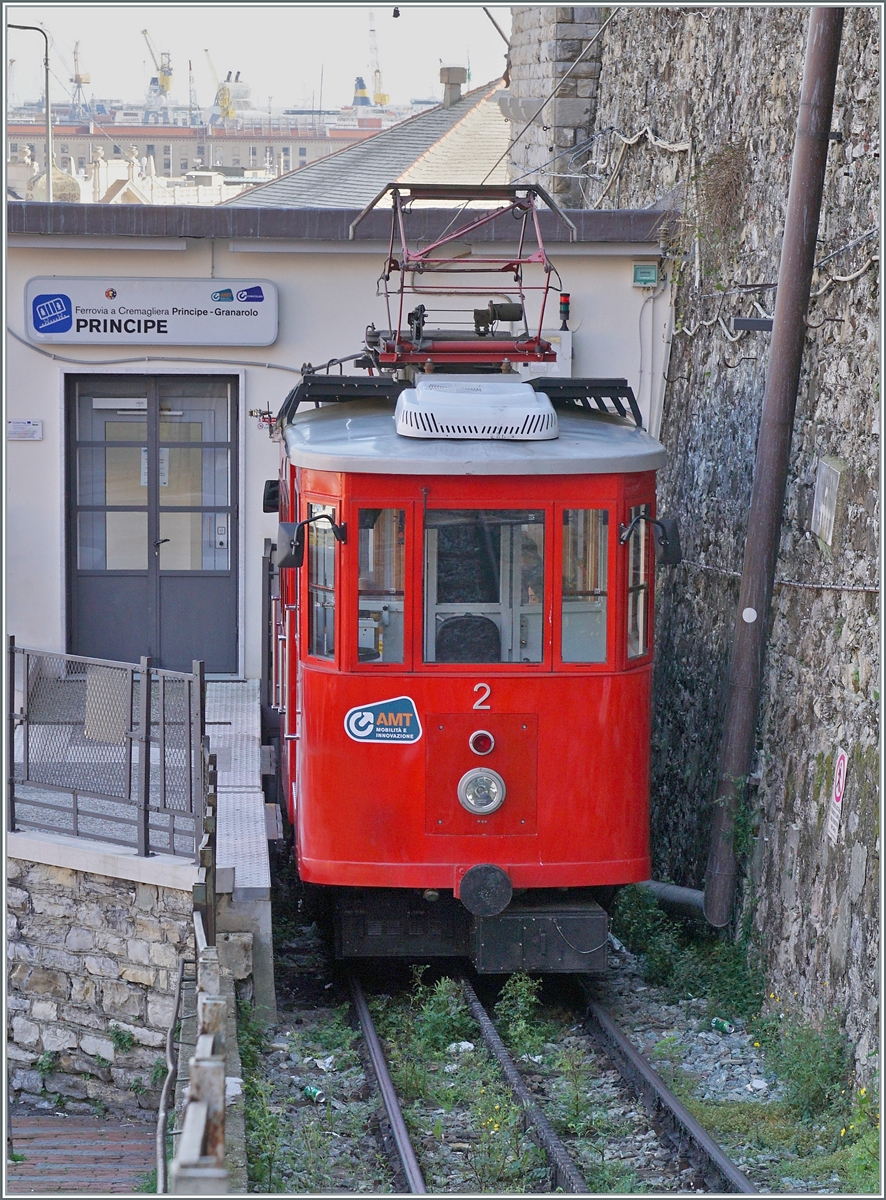 
Angekommen! Der Triebwagen N� 2 der Ferrovia Principe-Granarolo Zahnradbahn hat die  Talstation  Principe erreicht. Bisher ging man davon aus, dass der Triebwagen N� 2 f�r ein Museum aufgearbeitet wird; doch seit 2023 ist er hier wieder in Betrieb. Zudem wurde ein neuer Triebwagen N� 1 bestellt, der wohl in absehbare Zeit den Betrieb �bernehmen wird. 2. M�rz 2026