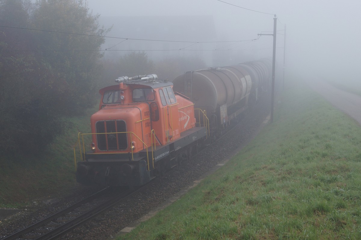 ASm: Herbstliche Morgenstimmung mit ASm Oelzug auf dem Drei-Schienen-Geleise bei Niederbipp. Die Aufnahme der HENSCHEL Em 9885 5837 826-7-CH-asm ist am 31. Oktober 2014 entstanden.
Foto: Walter Ruetsch 