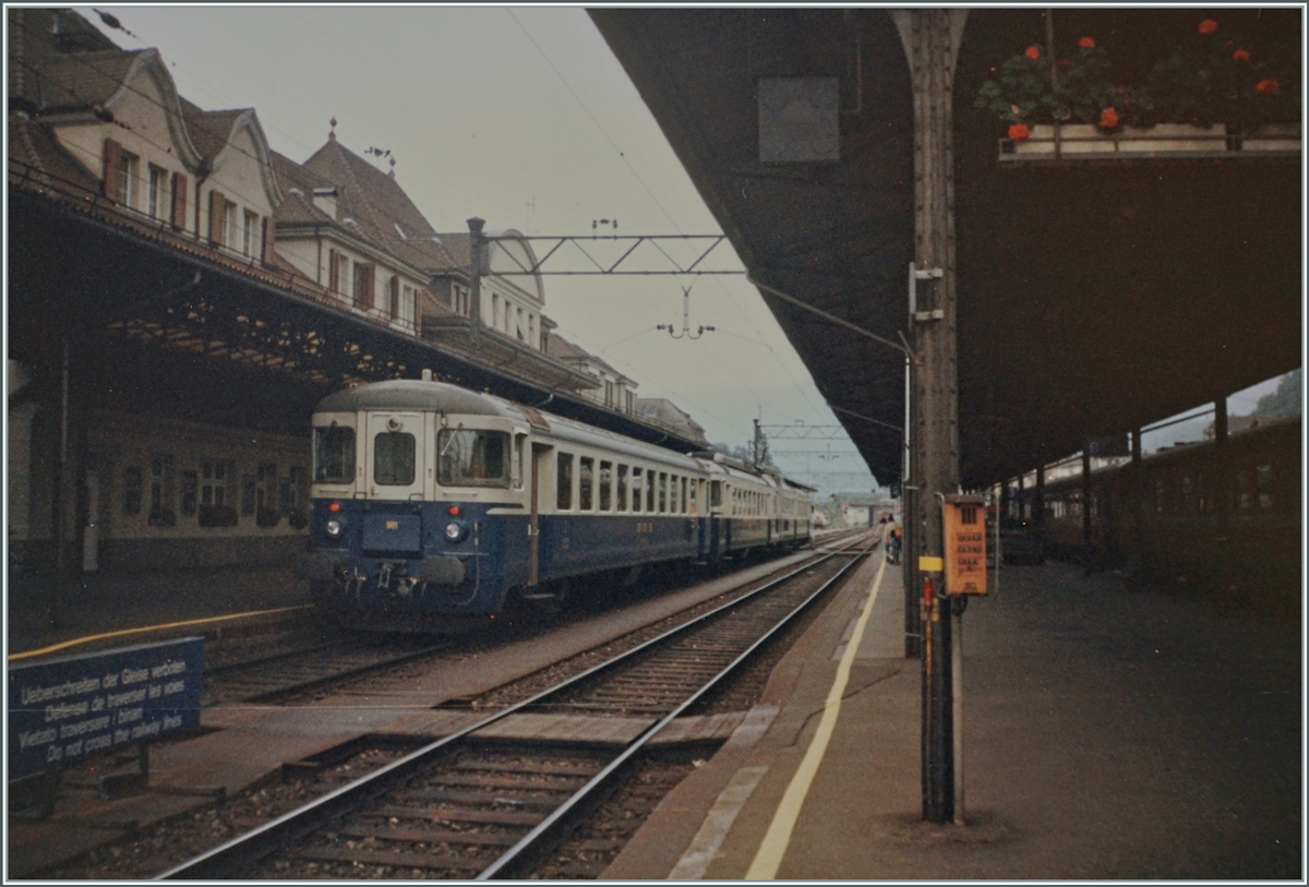 Auch im Archiv gefunden: ein damals bei der BLS weit verbreiteter Pendelzug bestehend aus eine ABDe 4/8 und eine Bt, letzerer ist mit GBS (Gürbental Bern Schwarzenburg) beschriftet in Spiez. Allem Anschein nach wartet der Zug auf die Abfahrt nach Interkaken Ost.

Analogbild vom September 1992