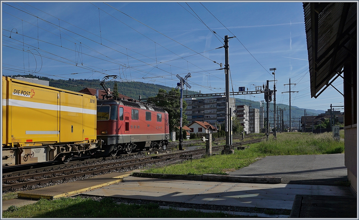 Auch im ETCS Zeitalter werden im östlichen Bahnhofskopf des RB Biel die Züge noch mit Formsignalgen gesichtert. 
Das Bild zeigt eine Richtung Solothurn ausfahrenden Postzug
16. Mai 2017