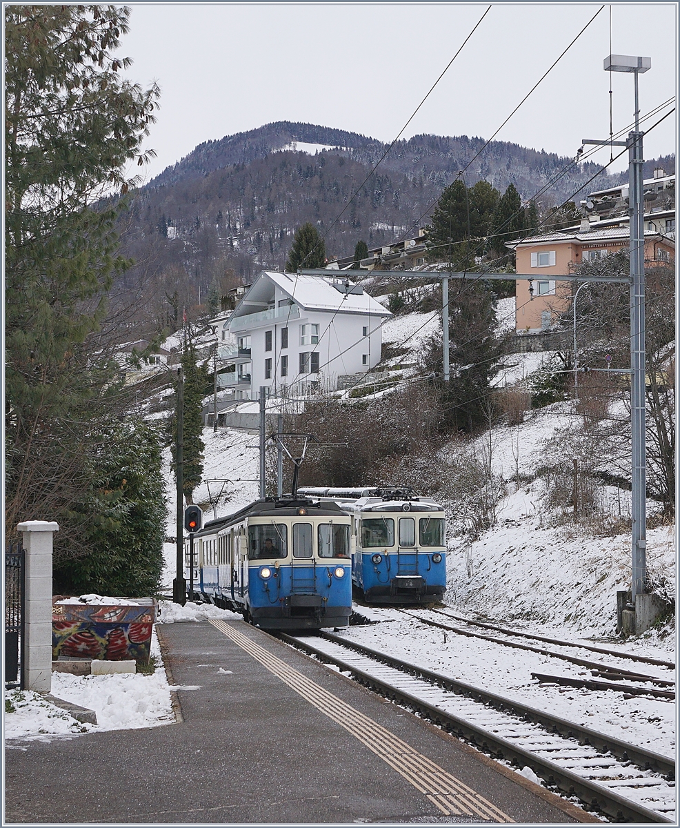 Auch im Fahrplanjahr 2017/2018 kann man mit etwas Glück hin und wieder einen MOB ABDe 8/8 im Plandienst erleben: Das Bild zeigt den ABDe 8/8 4001  SUISSE  als Regionalzug 2332 von Montreux nach Chernex bei der Ankunft in Fontanivent bei der Begegnung mit dem abgestellten ABDe 8/8 4003  BERN .
29. Dez. 2017