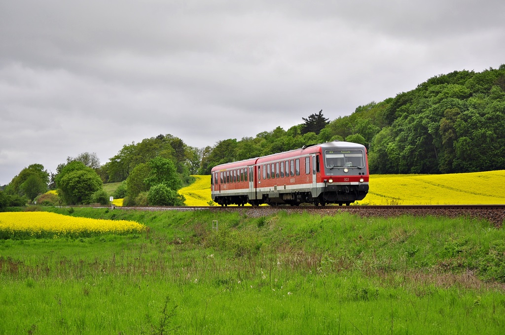 Auf dem RE4 (Bützow-Pasewalk) ist am 10.05.2015 der 628 606 unterwegs,hier kurz vor Malchin.